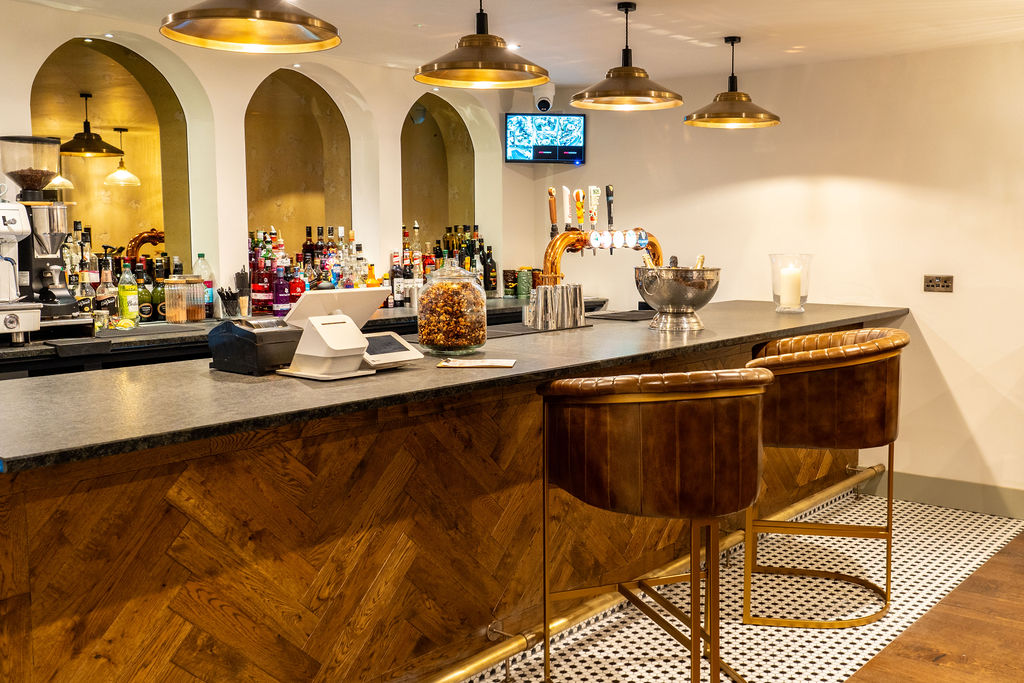 Lot 25, Bar