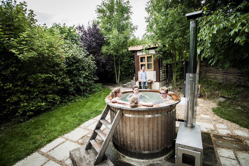 Guilden Gate Glamping, hot tub